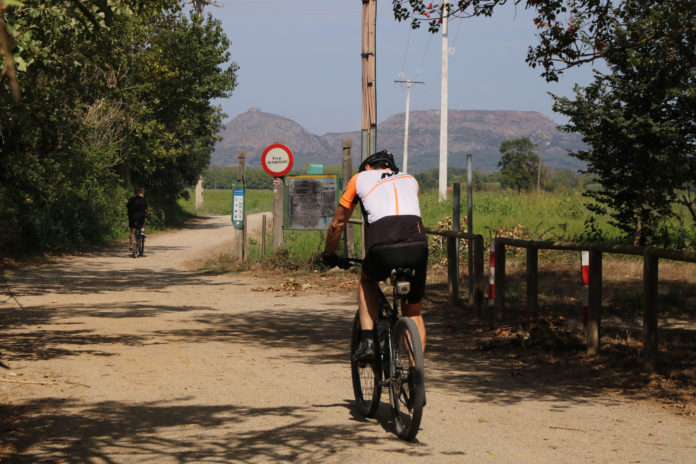 ad92d154-9270-4489-bff5-5523c0dec46a Dos ciclistes al camí de sauló que està previst que talli el vial nord - Ariadna Reche / ACN