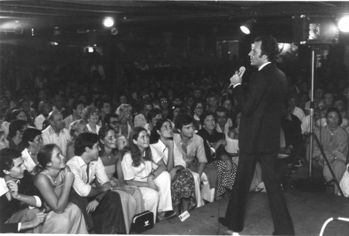Actuació del cantant Julio Iglesias a la discoteca Palladium de Platja d'Aro, juliol de 1977 Autor: Diputació de Girona. INSPAI, Centre de la Imatge. Fons L'Indépendant (J. Roig)