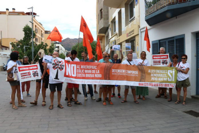 Els opositors al projecte durant la protesta a l'exterior Data de publicació: divendres 16 de setembre del 2022, 13:08 Localització: Roses Autor: Gemma Tubert