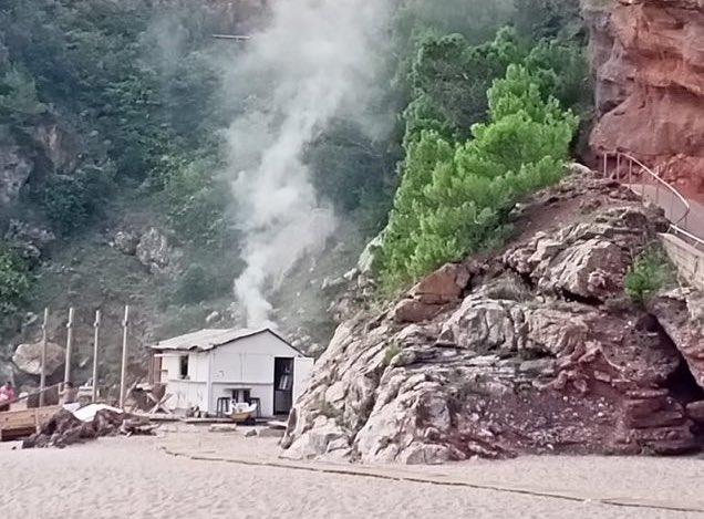 La guingueta de la platja Illa Roja de Begur crema plàstics i canyes el 22 d'octubre del 2022 - Imatge de 'Salvem el nudisme a l'Illa Roja' La guingueta de la platja Illa Roja de Begur crema plàstics i canyes el 22 d'octubre del 2022 - Imatge de 'Salvem el nudisme a l'Illa Roja'
