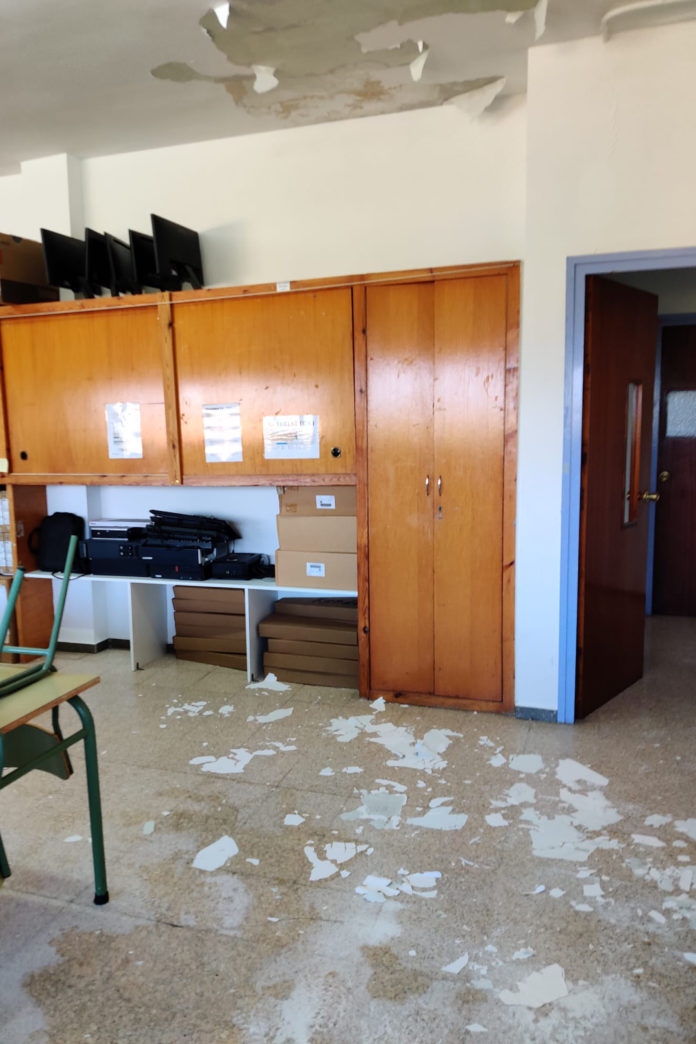 fe6e5b74-0bc2-4a04-bdda-b33610de0531 Una classe de l'escola Joan Margarit amb el terra ple de guix que ha caigut del sostre arran de les fortes pluges del cap de setmana Data de publicació: dilluns 10 d’octubre del 2022, 12:09 Localització: La Bisbal d'Empordà Autor: Imatge cedida a l'ACN per l'AFA de l'escola Joan Margarit