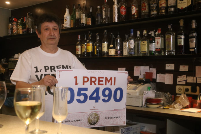 El propietari de l'administració de Platja d'Aro mostrant el dècim premiat amb la grossa de Nadal / Gemma Tubert El propietari de l'administració de Platja d'Aro mostrant el dècim premiat amb la grossa de Nadal / Gemma Tubert