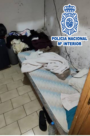L'habitacle on vivia un dels treballadors - Imatge de la Policia Nacional L'habitacle on vivia un dels treballadors - Imatge de la Policia Nacional