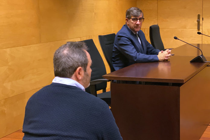 82d24fa1-1767-4461-989c-ff94c29c924c D'esquenes, el professor de la Bisbal d'Empordà abusat d'abusar de tres alumnes Data de publicació: dijous 15 de desembre del 2022, 11:34 Localització: Girona Autor: Marina López