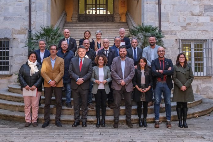 La delegada del Govern a Girona, Laia Cañigueral, el president de la Diputació de Girona, Miquel Noguer, i els representants dels 15 ajuntaments en la reunió per la taula estratègica de l'aeroport Data de publicació: dimecres 21 de desembre del 2022, 17:38 Localització: Girona Autor: Imatge cedida a l'ACN per l'AGi