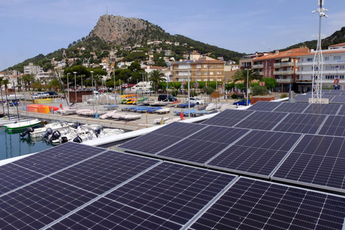 El sostre d'un edifici del port nàutic de l'Estartit amb plaques solars amb la muntanya del Rocamaura i la població de l'Estartit de fons Data de publicació: dijous 26 de gener del 2023, 16:02 Localització: Estartit Autor: Imatge cedida a l'ACN pel Club Nàutic Estartit El sostre d'un edifici del port nàutic de l'Estartit amb plaques solars amb la muntanya del Rocamaura i la població de l'Estartit de fons Data de publicació: dijous 26 de gener del 2023, 16:02 Localització: Estartit Autor: Imatge cedida a l'ACN pel Club Nàutic Estartit