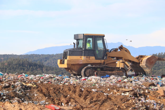 Una màquina trepitja les deixalles de l'abocador de Solius per compactar-les Data de publicació: dimecres 18 de gener del 2023, 17:20 Localització: Llagostera Autor: Xavier Pi / Aleix Freixas