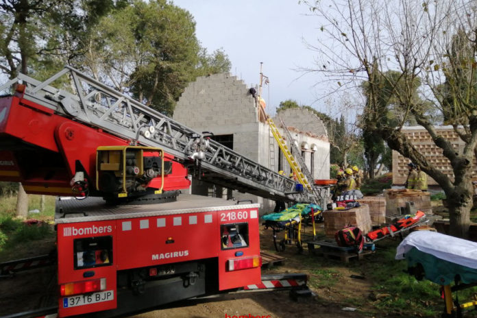 Els bombers treballant a l'edifici en construccio on hi ha hagut l'accident Data de publicació: dilluns 16 de gener del 2023, 15:32 Localització: Torroella de Montgrí Autor: Redacció