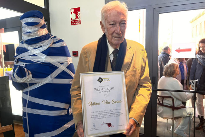 Antoni Vila Casas amb el diploma que el distingeix com a Fill Adoptiu de Palafrugell - Imatge Ajuntament de Palafrugell