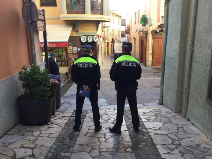privat:-la-policia-local-de-palafrugell-dete-dues-persones-“in-fraganti”-per-robatoris-amb-forca-i-a-un-grup-de-menors-que-realitzava-petits-furts privat:-la-policia-local-de-palafrugell-dete-dues-persones-“in-fraganti”-per-robatoris-amb-forca-i-a-un-grup-de-menors-que-realitzava-petits-furts