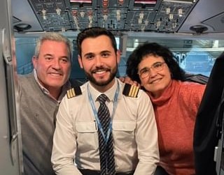Jordi Jacas, pilot d'avió, amb els seus pares en una imatge d'Instagram Jordi Jacas, pilot d'avió, amb els seus pares en una imatge d'Instagram