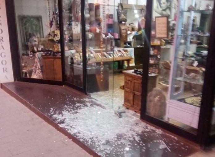 La botiga Mandràgora de Palafrugell amb els vidres totalment trencats aquest 5 de febrer del 2023 La botiga Mandràgora de Palafrugell amb els vidres totalment trencats aquest 5 de febrer del 2023