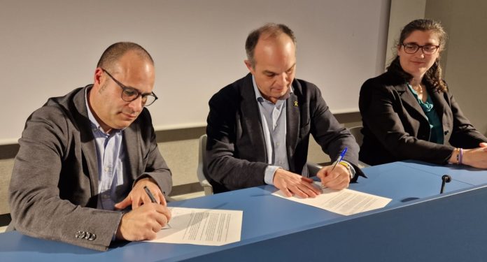 el president de Compromís per La Bisbal Martí Pérez, la regidora i candidata a l’alcaldia Eva Rovira i el regidor Josep M Plaja, en representació del grup municipal i el secretari general de Junts, Jordi Turull. el president de Compromís per La Bisbal Martí Pérez, la regidora i candidata a l’alcaldia Eva Rovira i el regidor Josep M Plaja, en representació del grup municipal i el secretari general de Junts, Jordi Turull.