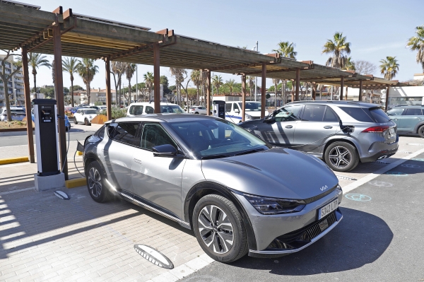 Un vehicle aparcat en el pàrquing de la Plaça d'Europa de Platja d'Aro Un vehicle aparcat en el pàrquing de la Plaça d'Europa de Platja d'Aro