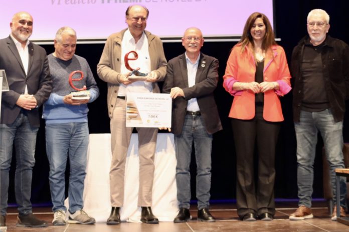Josep Torrent i Alabau i Salvador Casas Busquets recollin el VI Premi Empordà de novel·la el divendres 31 de març del 2023