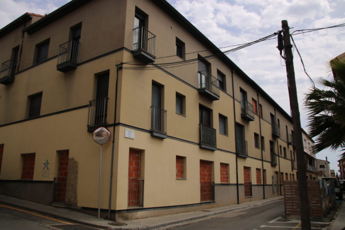 L'habitatge de 28 pisos que Calonge ha comprat per destinar a lloguers assequibles Data de publicació: dijous 18 de maig del 2023, 07:00 Localització: Palamós / Calonge / Sant Feliu de Guíxols / Torroella de Montgrí Autor: Ariadna Reche / Gerard Vilà L'habitatge de 28 pisos que Calonge ha comprat per destinar a lloguers assequibles Data de publicació: dijous 18 de maig del 2023, 07:00 Localització: Palamós / Calonge / Sant Feliu de Guíxols / Torroella de Montgrí Autor: Ariadna Reche / Gerard Vilà
