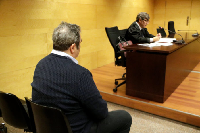 D'esquenes, el professor de la Bisbal d'Empordà acusat de fer tocaments a tres alumnes de 12 anys - Autor: Marina López / Xavier Pi (ACN) D'esquenes, el professor de la Bisbal d'Empordà acusat de fer tocaments a tres alumnes de 12 anys - Autor: Marina López / Xavier Pi (ACN)