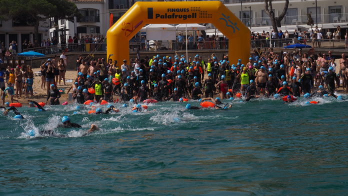 OLYMPUS DIGITAL CAMERA Els participants de l'Oncoswim durant la jornada | ADRIÀ COLOMER