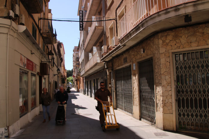Persones passejant per Sant Feliu de Guíxols davant d'un edifici de l'herència dels germans Anlló que es vol destinar a habitatge cooperatiu Data de publicació: dijous 18 de maig del 2023, 07:00 Localització: Palamós / Calonge / Sant Feliu de Guíxols / Torroella de Montgrí Autor: Ariadna Reche / Gerard Vilà Persones passejant per Sant Feliu de Guíxols davant d'un edifici de l'herència dels germans Anlló que es vol destinar a habitatge cooperatiu Data de publicació: dijous 18 de maig del 2023, 07:00 Localització: Palamós / Calonge / Sant Feliu de Guíxols / Torroella de Montgrí Autor: Ariadna Reche / Gerard Vilà