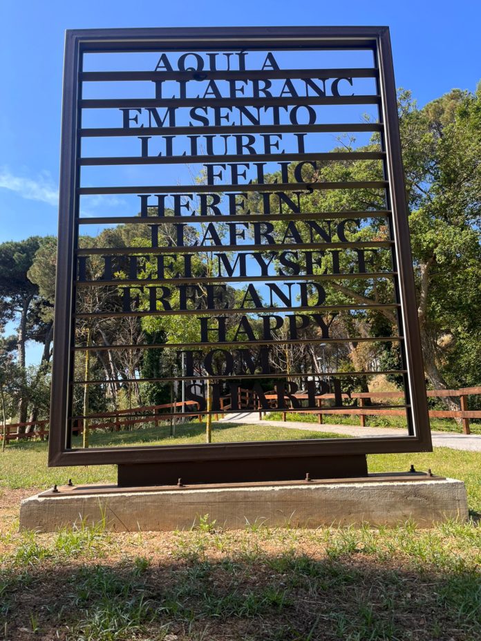 privat:-s’installa-a-llafranc-una-escultura-en-record-de-l’escriptor-tom-sharpe privat:-s’installa-a-llafranc-una-escultura-en-record-de-l’escriptor-tom-sharpe