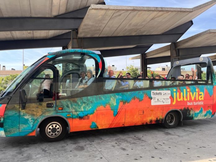 privat:-celebrem-10-estius-de-servei-del-julivia-bus-turistic
