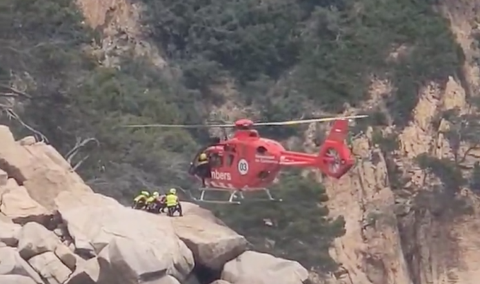Els Bombers de la Generalitat rescaten una persona amb un helicòpter a Sant Feliu de Guíxols