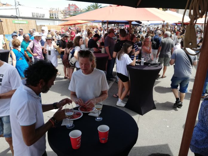 Diferents assistents a la Fira de la Gamba de Palamós aquest dissabte 10 de juny del 2023 - Foto cedida per l'Ajuntament
