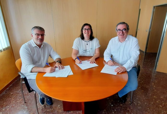 Firma del pacte pel Canvi a la Bisbal d'Empordà entre el PSC, Compromís i Tots per la Bisbal