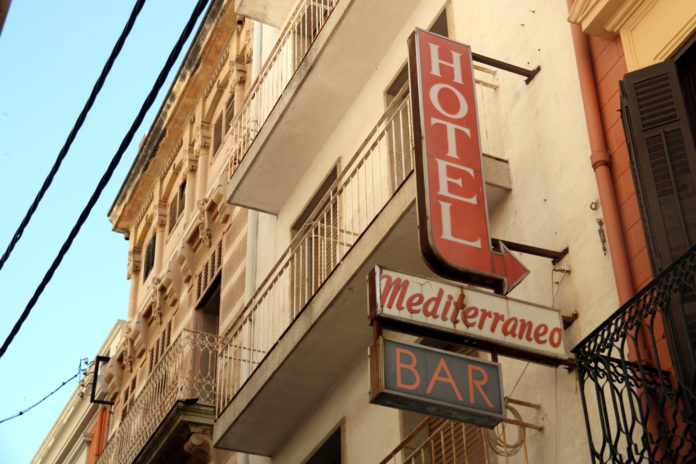 Detall del cartell de l'antic hotel, el 13 d'abril de 2017. (Horitzontal) Germans Anlló Hotel Mediterráneo