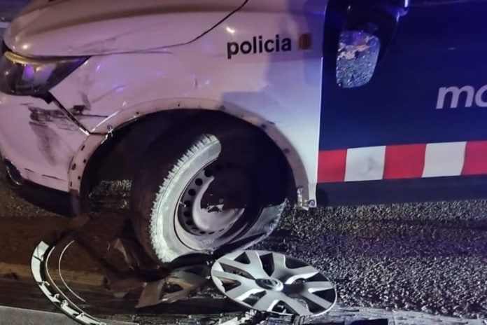 cotxe Mossos afectat per saltar-se control