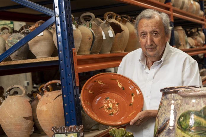 Enric Pacreu amb una peça donada al Terracotta Museu Enric Pacreu amb una peça donada al Terracotta Museu
