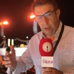 Francesc sánchez i carcassés amb el micròfon de Ràdio Capital i Ràdio Palafrugell a la cantada d'havaneres de calella