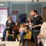 Grup de gent a l'estudi de ràdio capital després de fer un curs de fotografia periodística