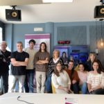 Grup de gent a l’estudi de ràdio capital després de fer un curs de fotografia periodística