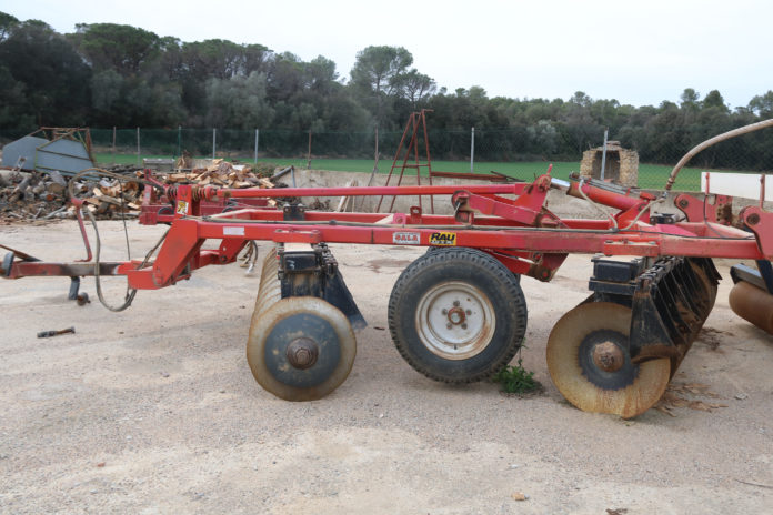 Arreus per llaurar la terra en una finca de l'Empordà - Gerard Vilà