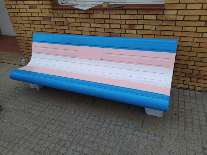 privat:-palafrugell-repinta-els-bancs-irisat-i-trans