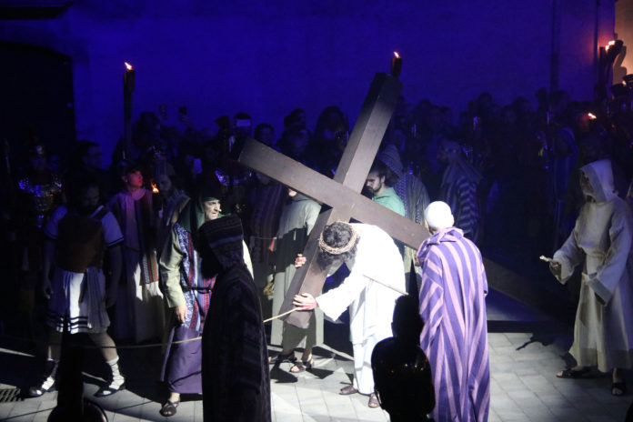 Un pas de la processó de Verges amb Jesús carregant la creu Data de publicació: divendres 29 de març del 2024, 02:12 Localització: Verges Autor: Gerard Vilà Un pas de la processó de Verges amb Jesús carregant la creu Data de publicació: divendres 29 de març del 2024, 02:12 Localització: Verges Autor: Gerard Vilà
