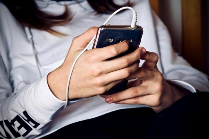 A young person using a mobile phone / URV