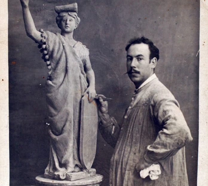 Emili Casas. Autorretrat amb l' escultura La República, s.d. ACBE, fons Emili Casa Masbernat, n. 289 Emili Casas. Autorretrat amb l' escultura La República, s.d. ACBE, fons Emili Casa Masbernat, n. 289
