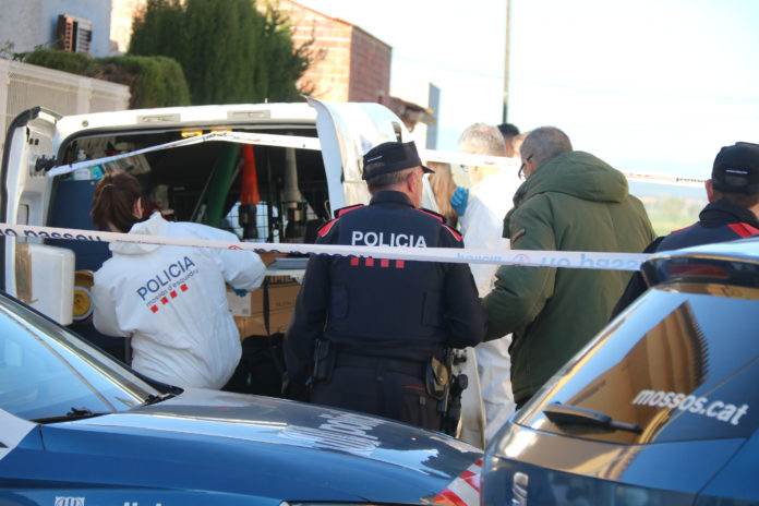 Els Mossos treballant a la zona on hi ha nhagut el crim Data de publicació: dimecres 03 d’abril del 2024, 09:52 Localització: Bellcaire d'Empordà Autor: Redacció