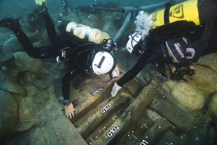 Els arqueòlegs estudiant les fustes del vaixell romà del segle I aC enfonsat durant un temporal a les illes Formigues Data de publicació: dimecres 10 d’abril del 2024, 14:12 Localització: Girona Autor: Cedides per Martín González / Arxiu MAC-CASC