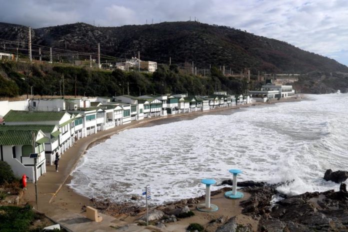Imposing waves on Garraf beach / Àlex Recolons