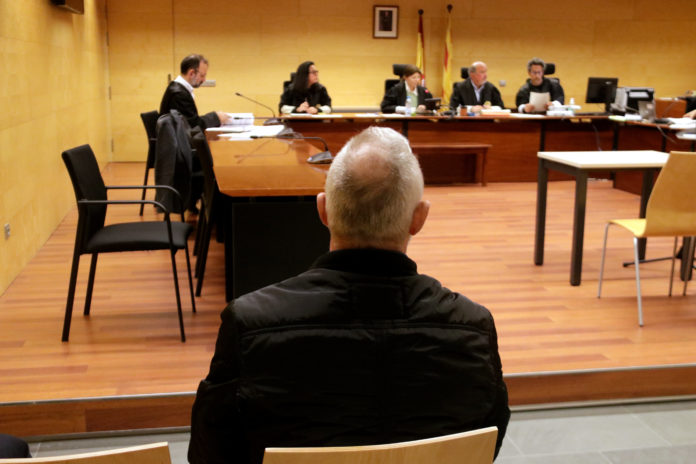 L'acusat de calar foc a casa amb els pares dins a Sant Antoni de Calonge, assegut al banc dels acusats de l'Audiència de Girona Data de publicació: dijous 18 d’abril del 2024, 14:52 Localització: Girona Autor: Marina López