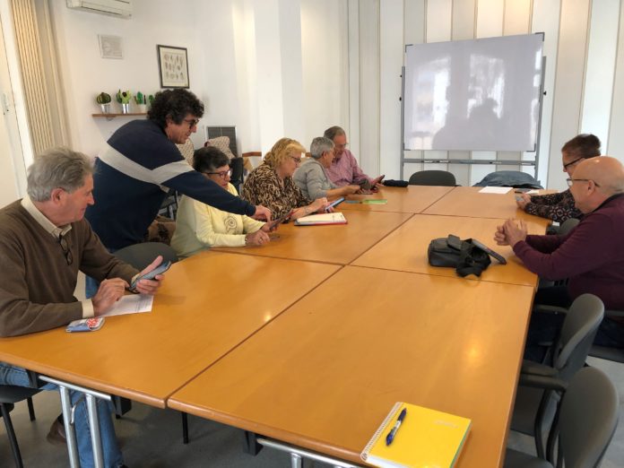 El programa “Plens de Vida” adreçat a les persones grans de Calonge i Sant Antoni avança amb el taller dedicat a l’aplicació de mòbil “La Meva Salut”