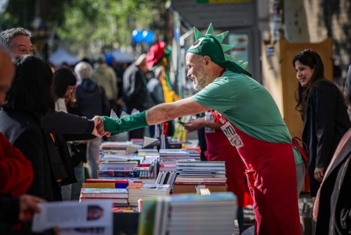 A bookseller with a dragon hat on Sant Jordi / Jordi Borràs