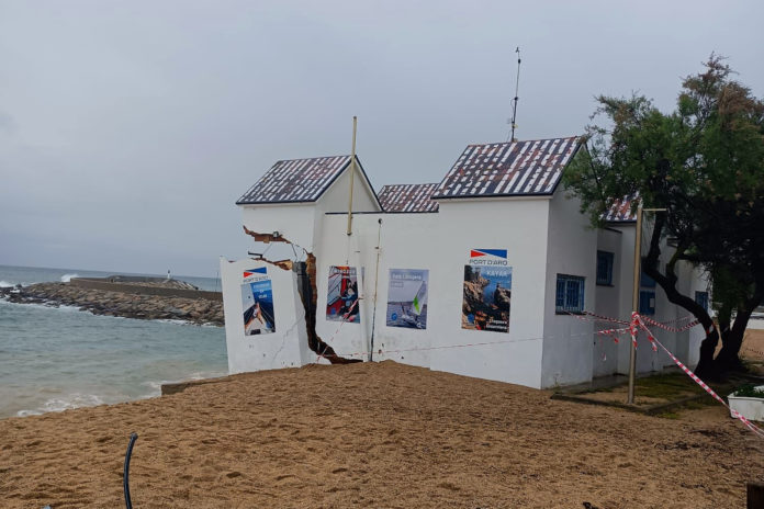 L'edifici que acull l'escola de vela de Platja d'Aro, amb la façana ensorrada pel temporal Data de publicació: dilluns 29 d’abril del 2024, 17:16 Localització: Platja d'Aro Autor: Cedida per Joaquina García / Platja d'Aro L'edifici que acull l'escola de vela de Platja d'Aro, amb la façana ensorrada pel temporal Data de publicació: dilluns 29 d’abril del 2024, 17:16 Localització: Platja d'Aro Autor: Cedida per Joaquina García / Platja d'Aro