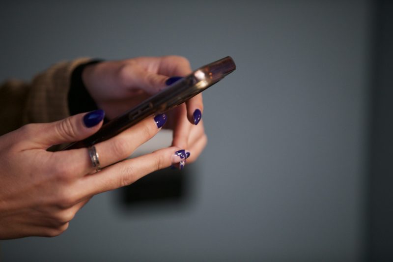telèfon mòbil , mans , ungles