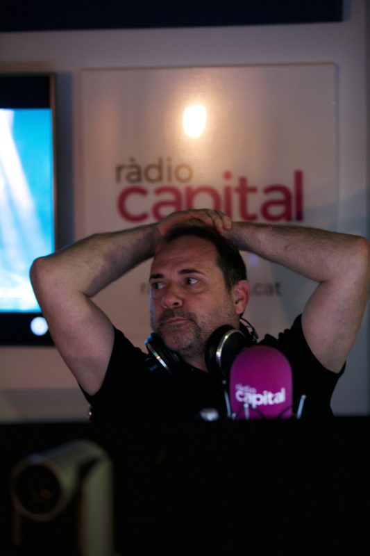 Miquel Curanta Veient el Festival d'Eurovisió a la plaça de l'estudi de Ràdio Capital