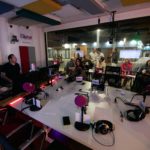 Veient el Festival d'Eurovisió a la plaça de l'estudi de Ràdio Capital