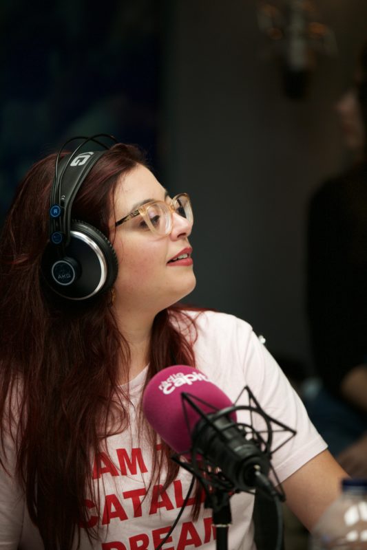 Laia Camós a l'estudi de Ràdio Capital